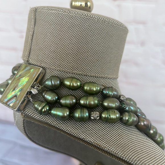3 Strand vintage pearl green necklace STUNNING! - Picture 5 of 10